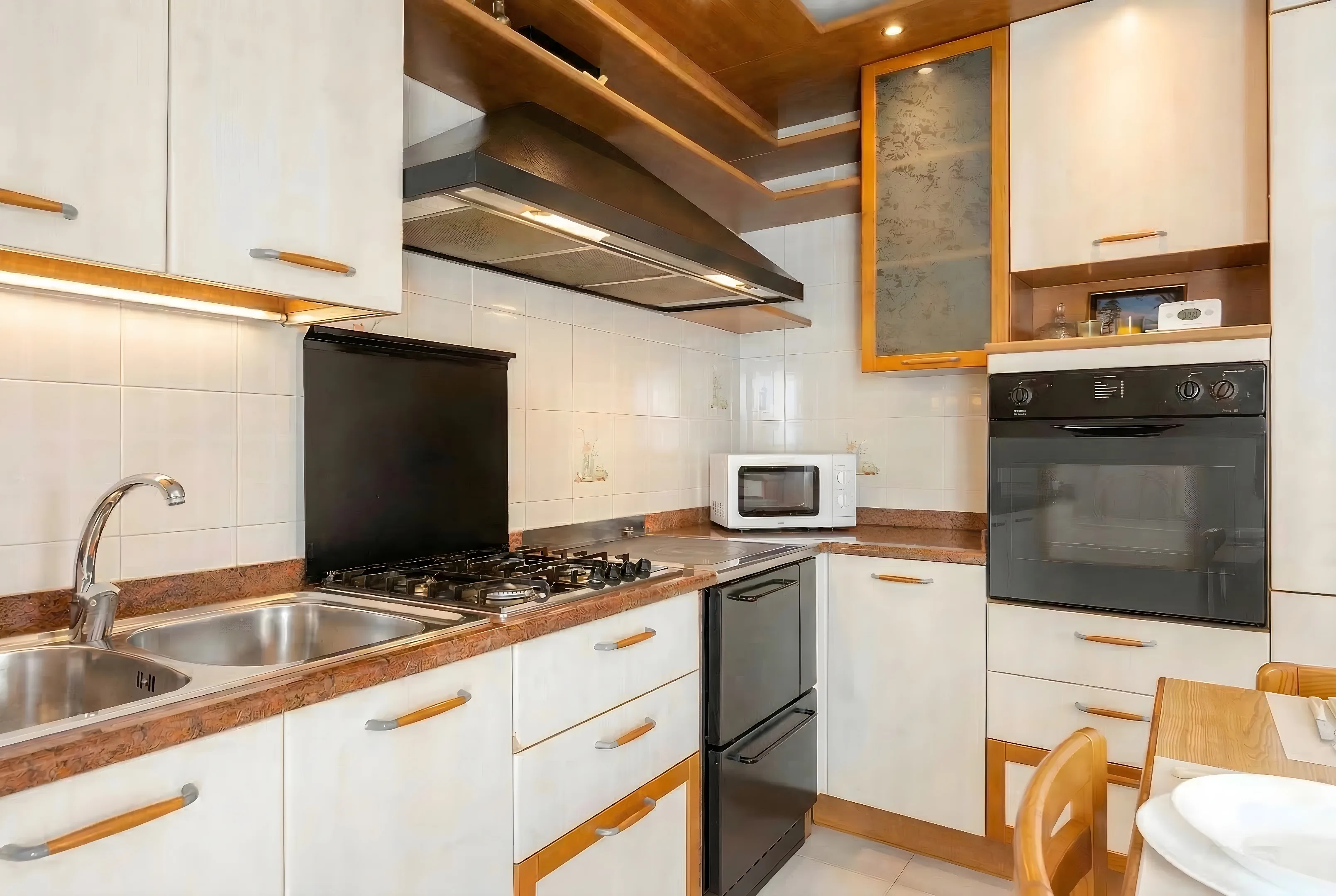 Piano cucina con lavello, piano cottura, forno e microonde